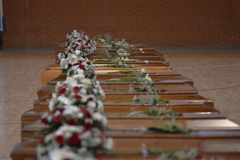 Una foto tomada el 28 de febrero muestra los ataúdes de migrantes fallecidos en un naufragio en costas italianas.