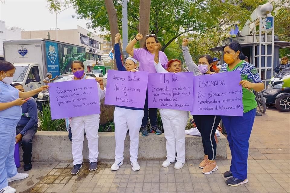 Protestan enfermeras para pedir que no se descarte agresión en la muerte de su compañera Esmeralda y de su paciente de 81 años.