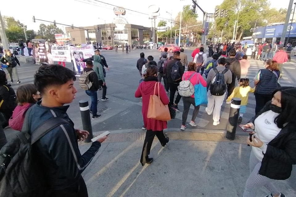 Cientos de usuarios del transporte público fueron afectados por la protesta del Colegio Carmel.