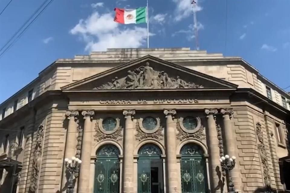 La búsqueda de una sanción para los diputados faltistas causó el enojo de líderes morenistas en el Congreso local.