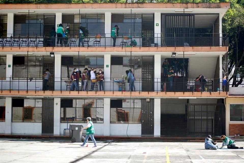En las escuelas de la Ciudad de México padres de familia y personal educativo realizan a marchas forzadas los tequios para dar mantenimiento y limpiar los planteles.