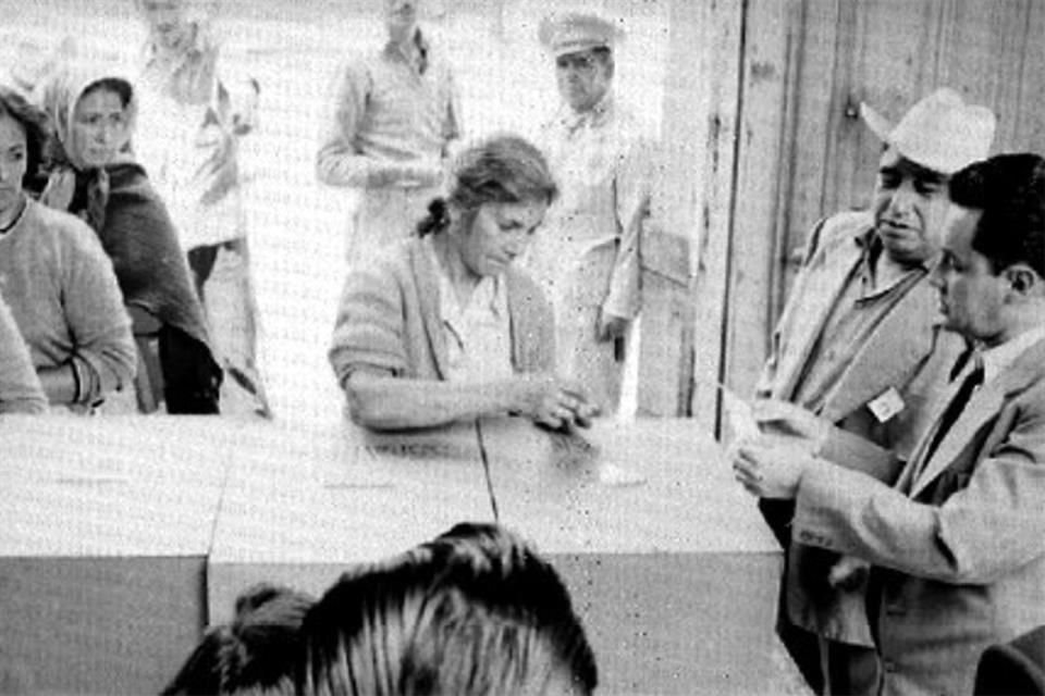 Una mujer deposita su voto durante la elección presidencial de 1958, cuando resultó ganador Adolfo López Mateos, del PRI.