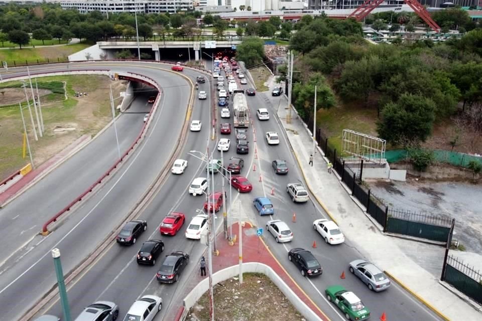 Las avenidas Revolución, Constitución y Fundidora se saturaron tanto que por momentos quedaron detenidas.