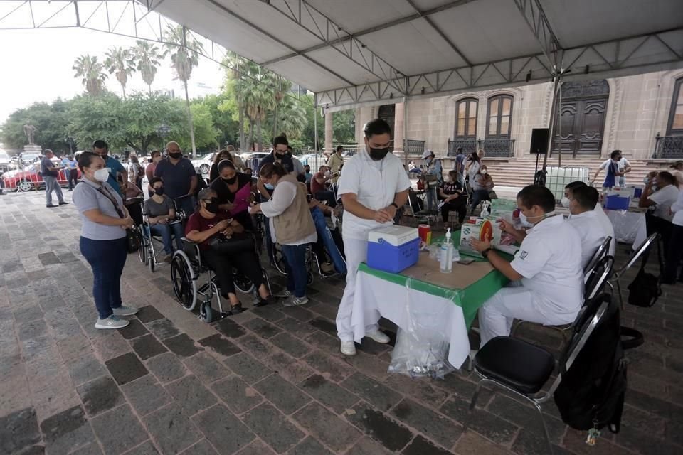 Acuden a recibir vacuna contra Covid-19 en la Explanda de los Niños Héroes.