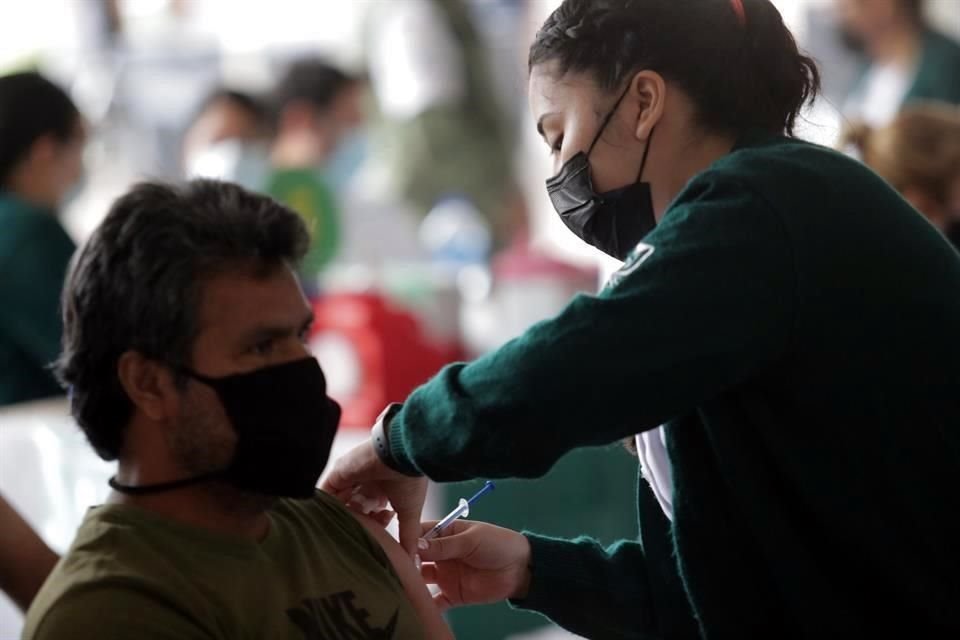 Acuden a recibir vacuna contra Covid-19 en la Explanda de los Niños Héroes.