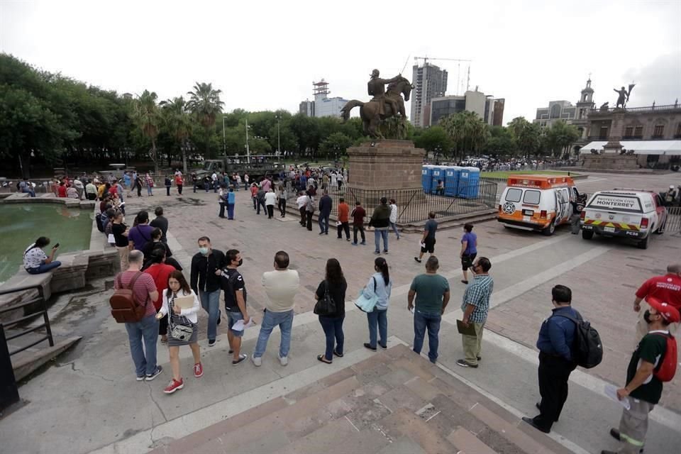 Acuden a recibir vacuna contra Covid-19 en la Explanda de los Niños Héroes.