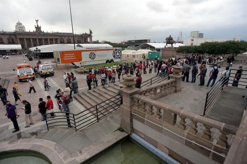 Acuden a recibir vacuna contra Covid-19 en la Explanda de los Niños Héroes.