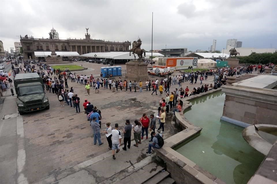 Acuden a recibir vacuna contra Covid-19 en la Explanda de los Niños Héroes.