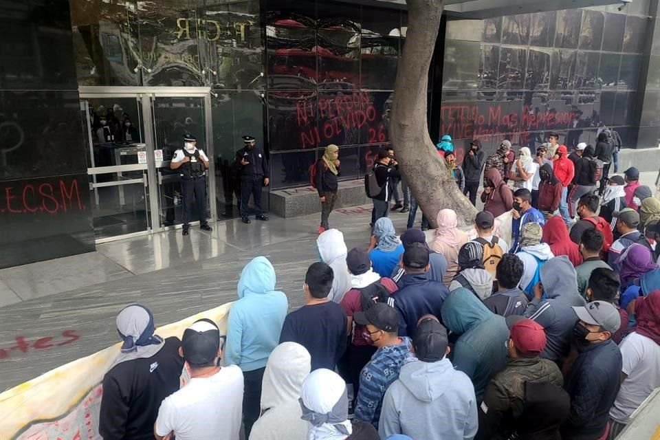 Según autoridades, unos 90 jóvenes están congregados afuera de la FGR.