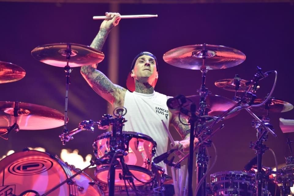 Por lesión del baterista Travis Barker, Blink 182 suspende presentaciones en México y Sudamérica.