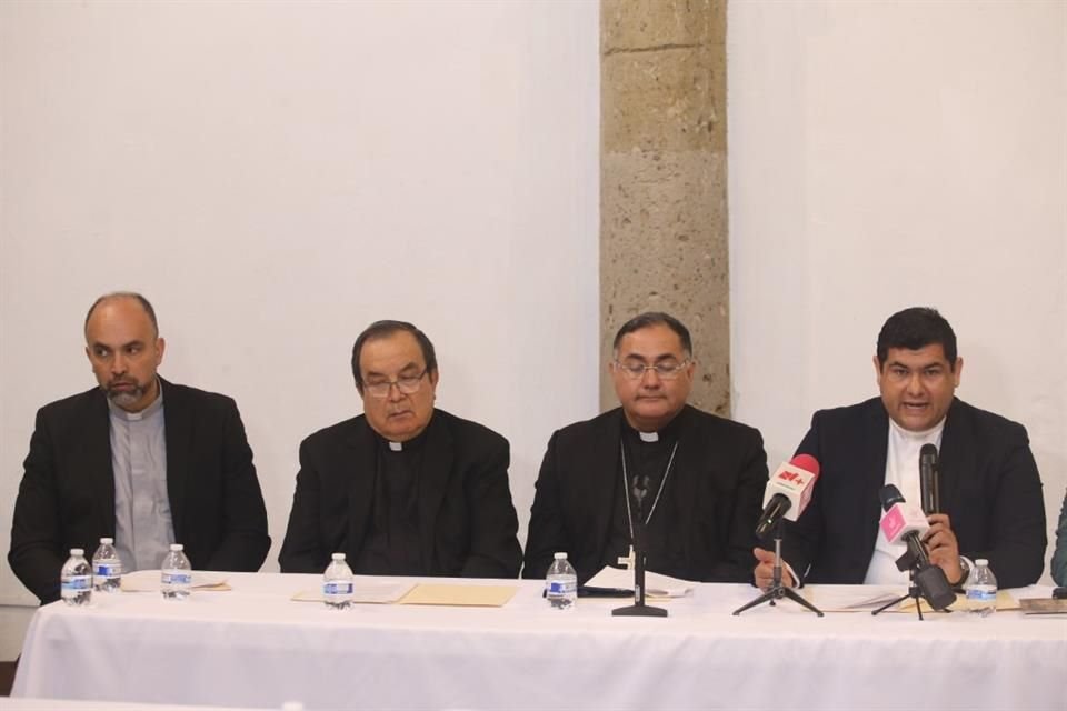 Guadalupe Dueñas Gómez, párroco del Santuario de Nuestra de Guadalupe; Héctor López Alvarado, Obispo auxiliar de Guadalajara y José Dolores Aguayo González, presbítero.