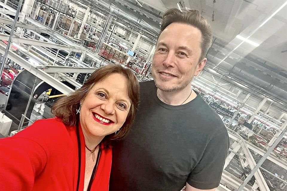 La Subsecretaria de Relaciones Exteriores, Martha Delgado, acudió ayer al 'Investor Day' y se tomó un foto con Elon Musk.