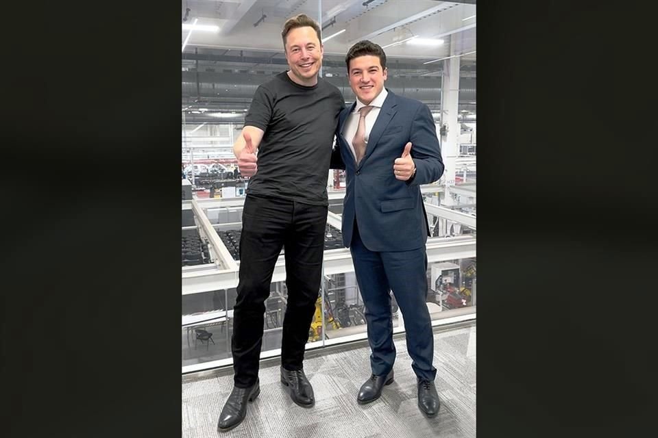 El dueño de Tesla, Elon Musk, y el Gobernador Samuel García se toman la foto tras el anuncio en Austin de la instalación de una Gigafactory en Nuevo León.