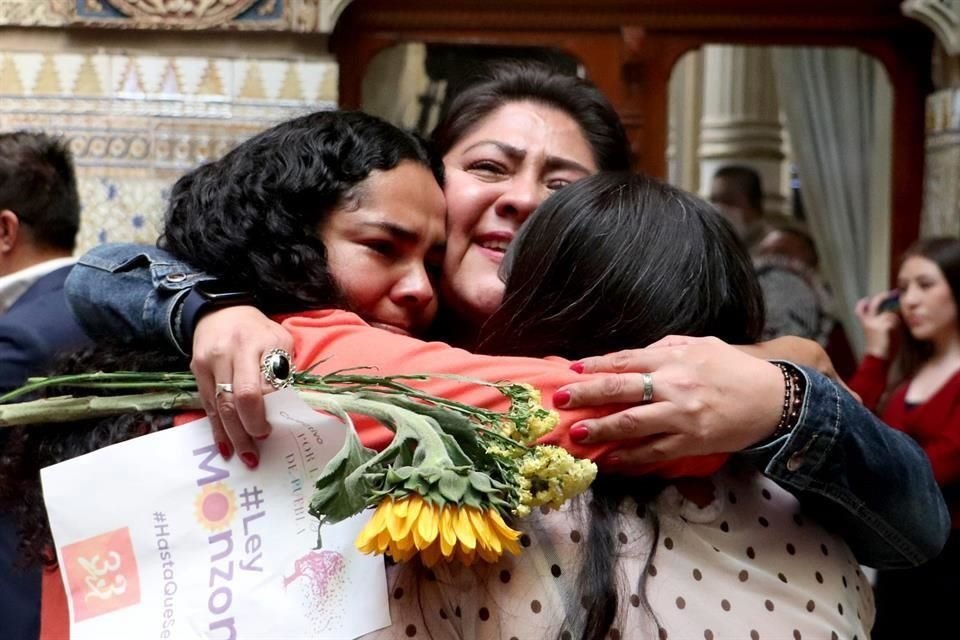 Durante la sesión, estuvieron presentes sobrevivientes de ataques con ácido.