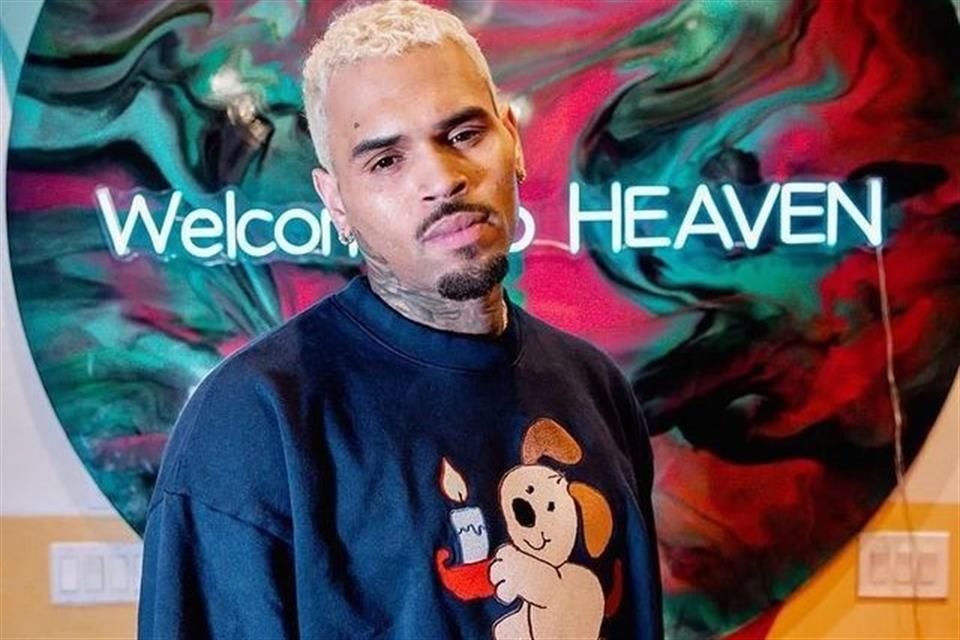 Chris Brown lanzó el celular de una fan que estaba en el escenario de uno de sus conciertos por intentar grabar.