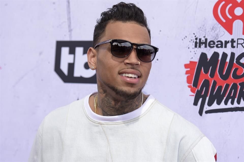 Chris Brown lanzó el celular de una fan que estaba en el escenario de uno de sus conciertos por intentar grabar.