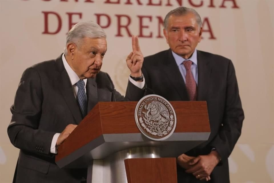 El Presidente y el Secretario de Gobernación en conferencia.