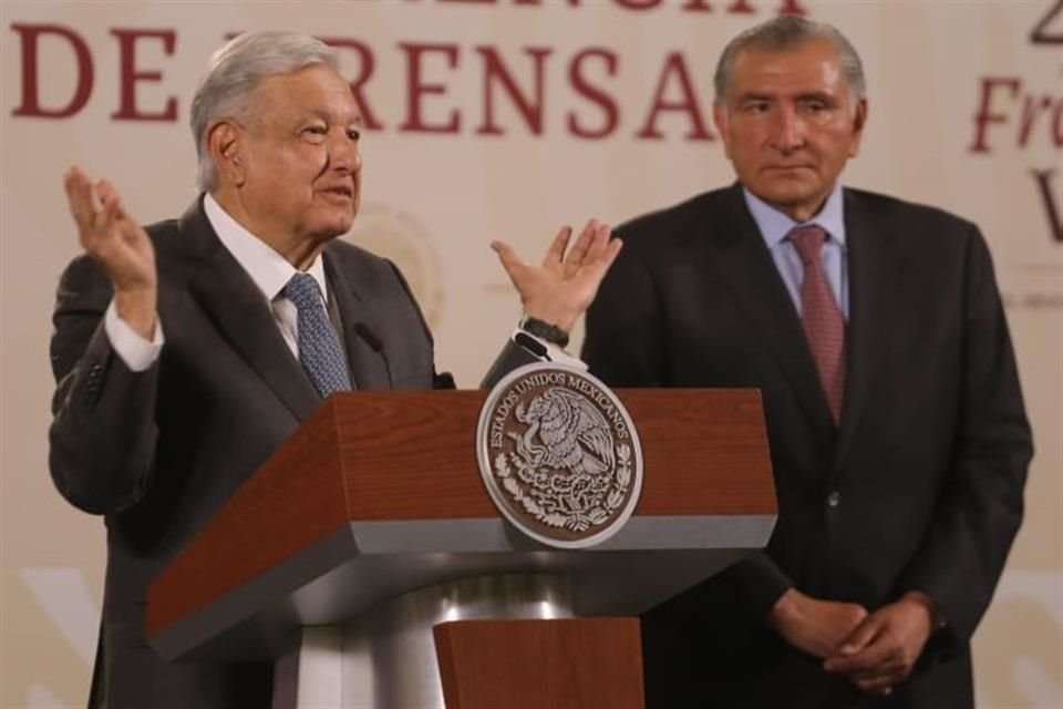 El Presidente y el Secretario de Gobernación en conferencia.