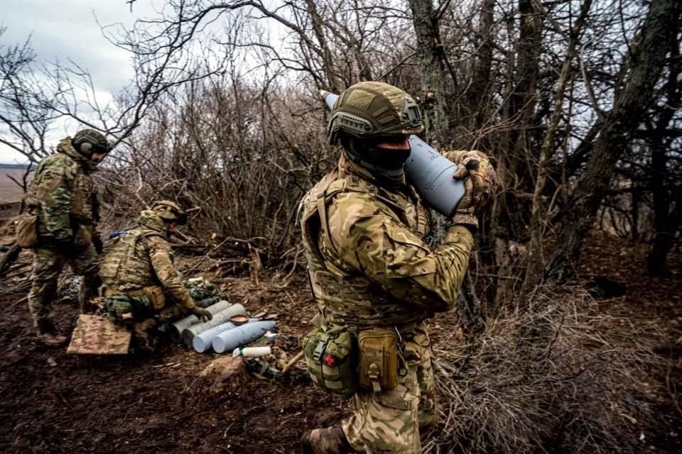 Un militar ucraniano lleva un proyectil de 152 mm para disparar un obús Msta-B hacia las posiciones rusas.