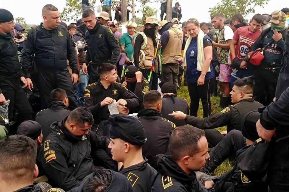 Miembros de la policía colombiana luego de ser detenidos durante una protesta de campesinos e indígenas contra una empresa petrolera que dejó un policía y un campesino muertos.