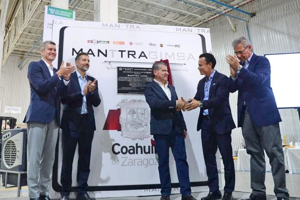 Christian Kaehler, Johann Kaehler, Miguel Angel Riquelme Solís, Edgar Hernández y Gerardo Benavides Pape en la develación de la placa de inauguración de Manttra GIMSA.