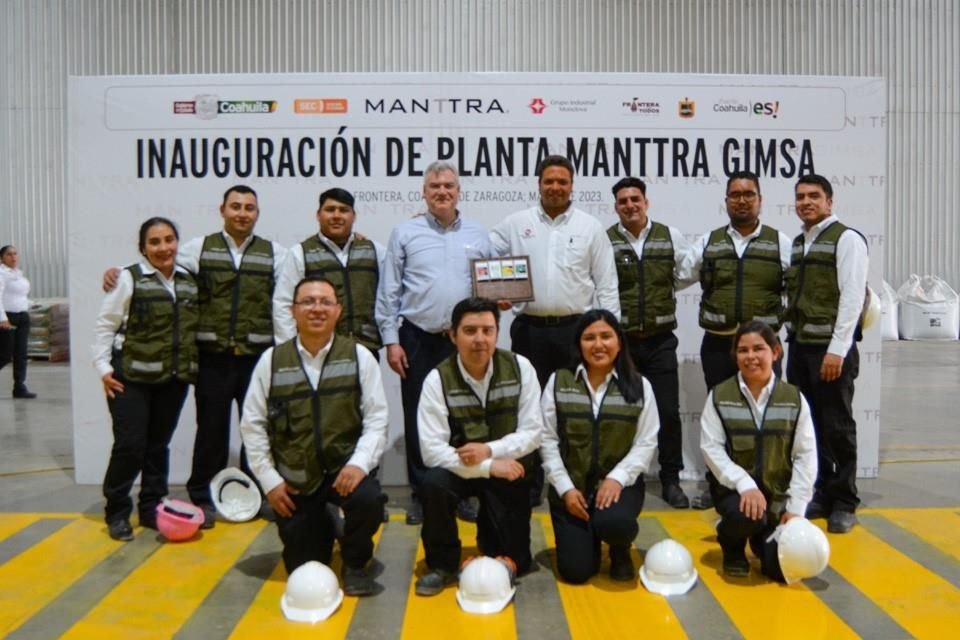 Al centro Miguel Martínez, Director de la División Minas y Cales de Grupo Industrial Monclova (gris), y Daniel Pérez Cruz, Gerente de Manttra Gimsa, con colaboradores de la empresa Manttra Gimsa. 