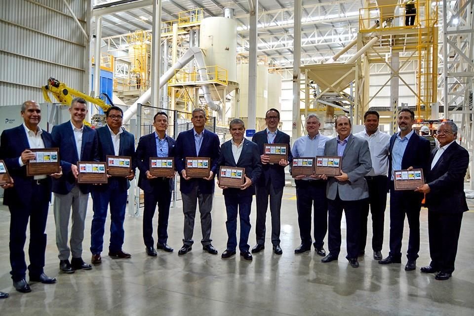 Personalidades que asistieron a la inauguración de la planta de Manttra GIMSA.