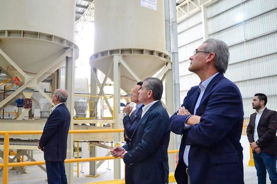 Edgar Hernández, Miguel Angel Riquelme Solís y Gerardo Benavides Pape en el recorrido guiado por la planta de Manttra Américas. 