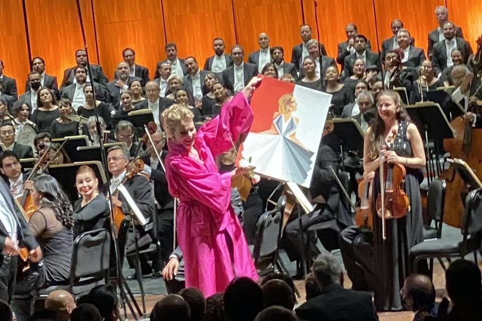 El artista Sergio Moreno Jácome, quien firma como 'Il Operópata', entregó a Garanca una pintura que hizo de ella; la mezzosoprano, en agradecimiento, mostró la obra al público de Bellas Artes.