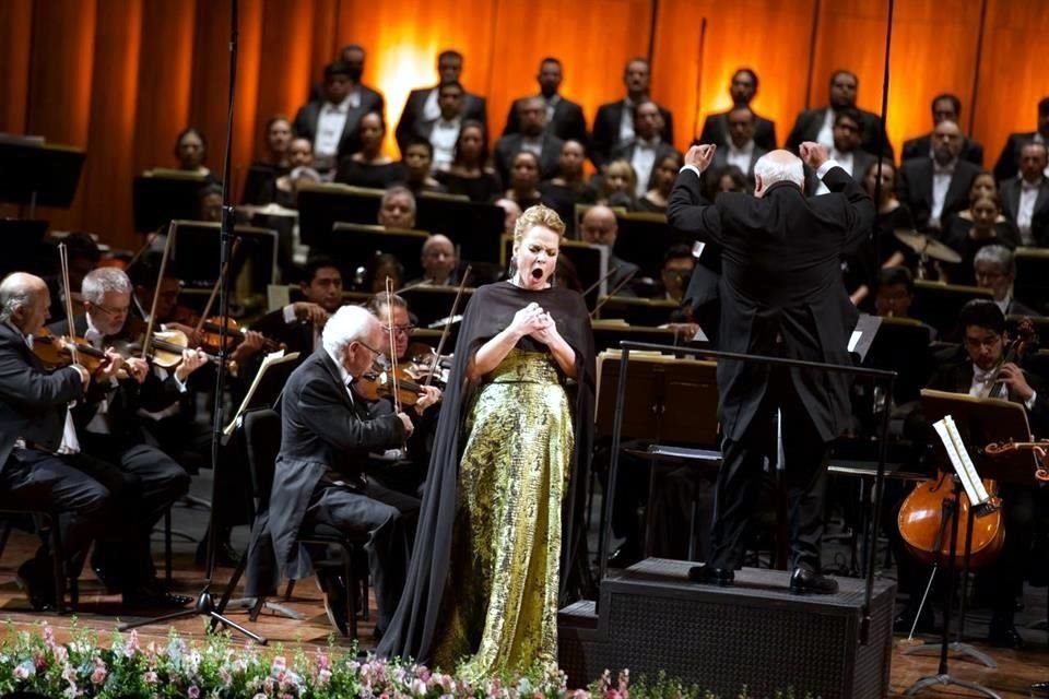 La gala en Bellas Artes de Elina Garanca incluyó arias de ópera, en las que pudo admirarse la potencia de su voz.