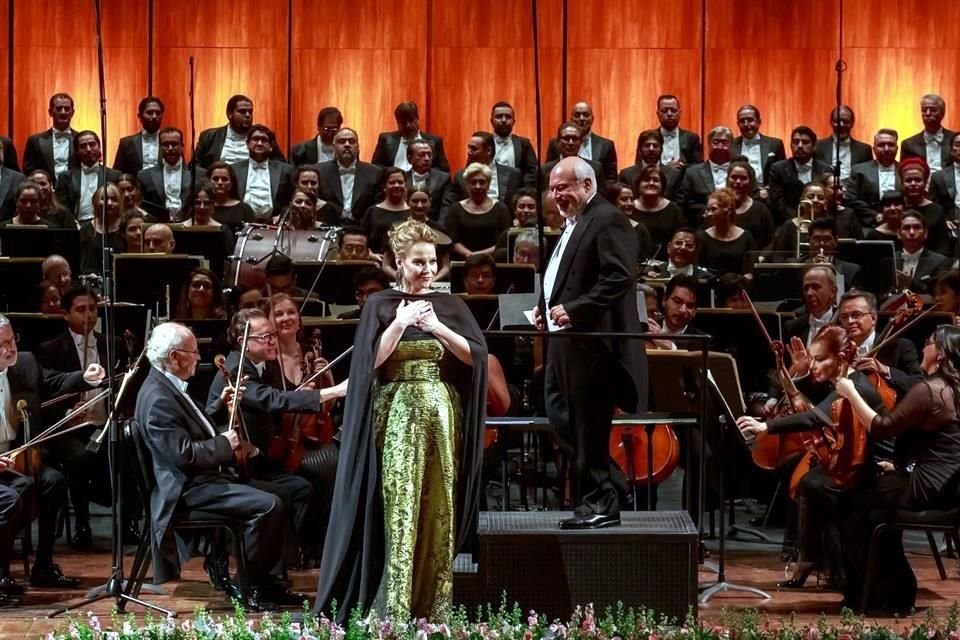 La cantante estuvo acompañada por la Orquesta del Teatro de Bellas Artes, bajo la batuta del director huésped Constantine Orbelian.