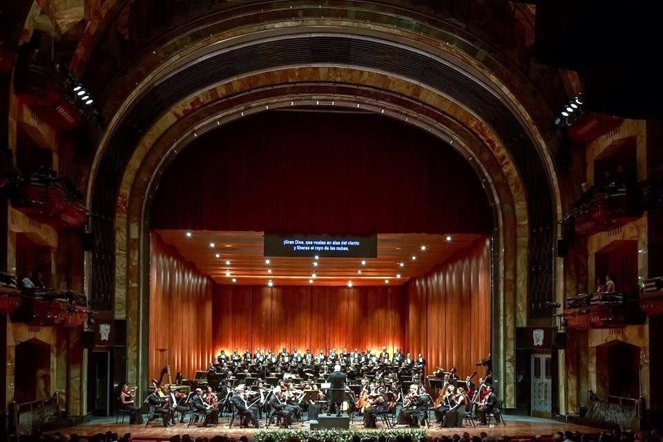 El escenario de la sala principal del Palacio de Bellas Artes enmarcó el éxito de la presentación de la diva letona.