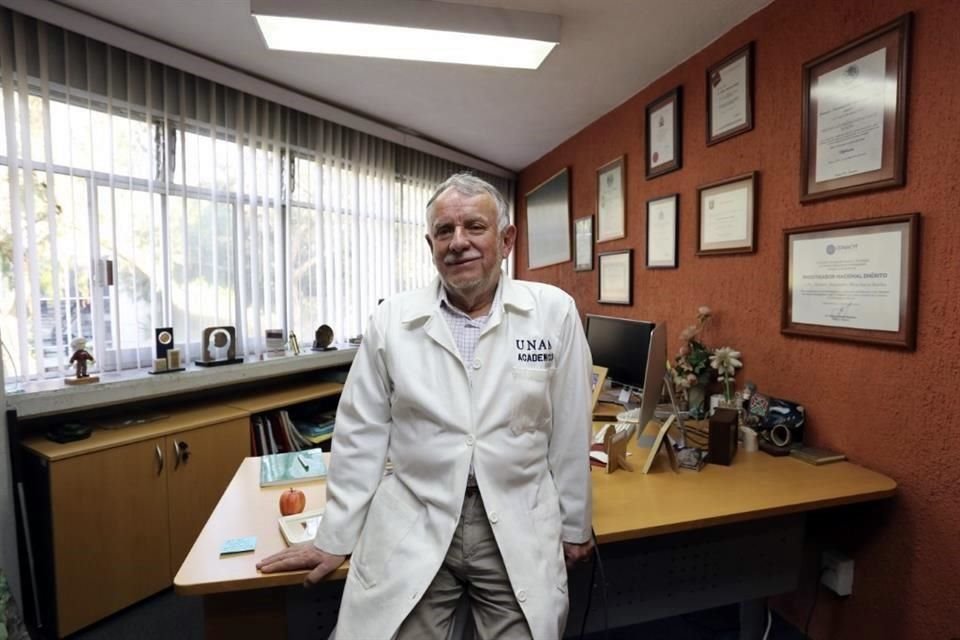 El físico Arturo Menchaca Rocha calcula haber hecho entre 20 y 30 aparatos a lo largo de su carrera, empezando por un detector para medir la energía del berilio-8.