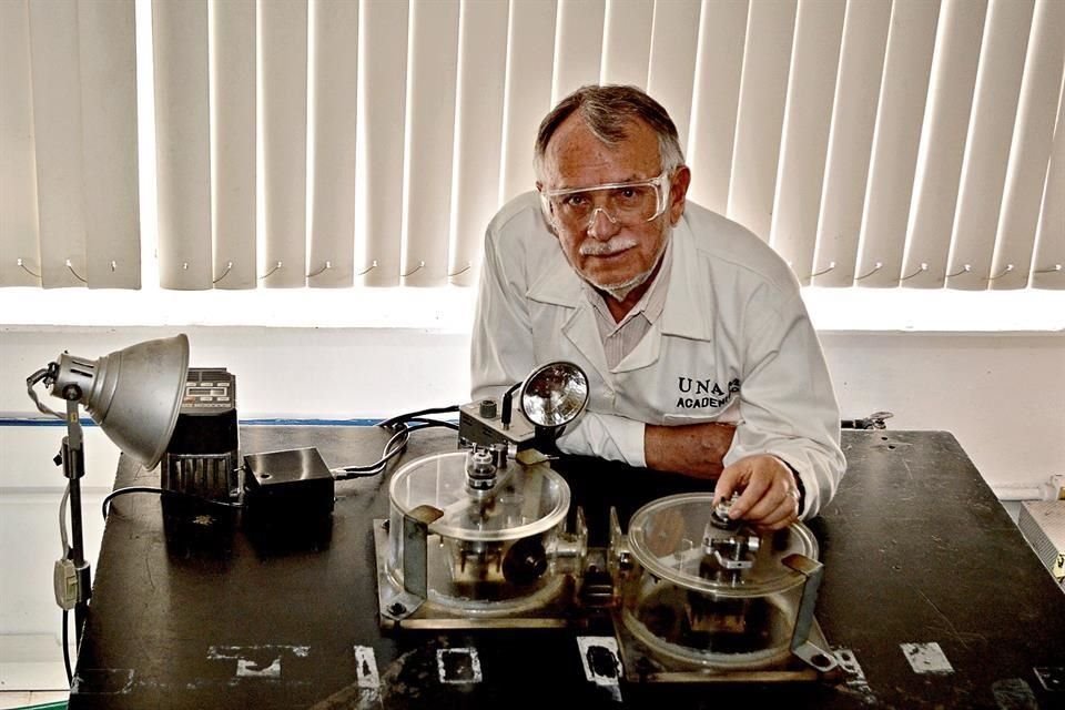 Entre los aparatos construidos por Arturo Menchaca Rocha, uno de los más significativo es el 'gotatrón', para simular colisiones nucleares usando gotas macroscópicas.