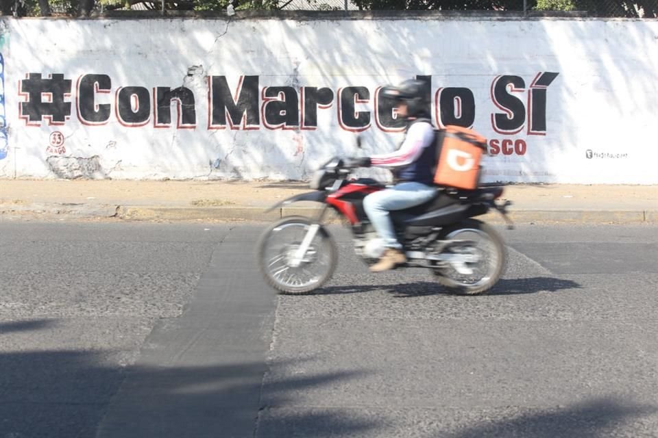 Barda en Av. 16 de septiembre, pintada en apoyo a Marcelo Ebrard, actual secretario de Relaciones Exteriores de México.