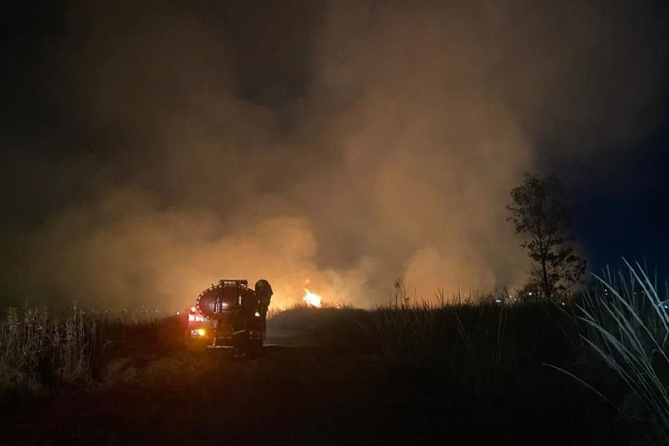 'Al interior del Parque Ecológico Tarango ubicado en Barranca del Muerto, Colonia Lomas de Tarango, Álvaro Obregón, se registra un incendio de pasto seco y arbustos', agregó la SGIRPC.