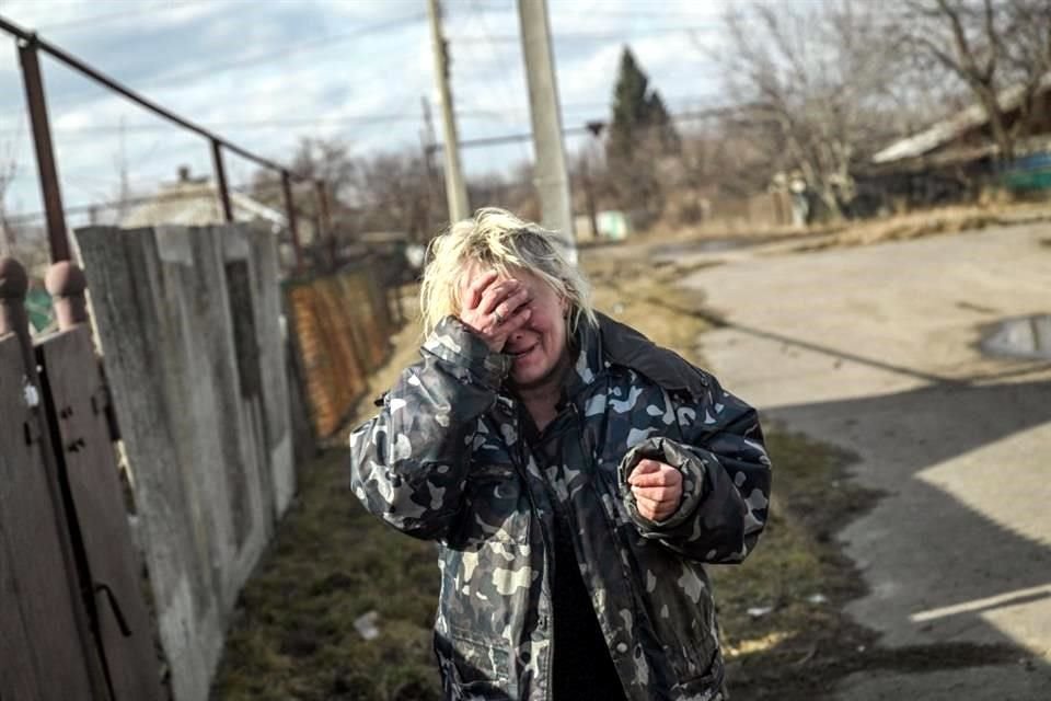 Una mujer reacciona al sonido de los bombardeos frente a su casa en el pueblo de Chasiv Yar, cerca de la ciudad de Bakhmut.