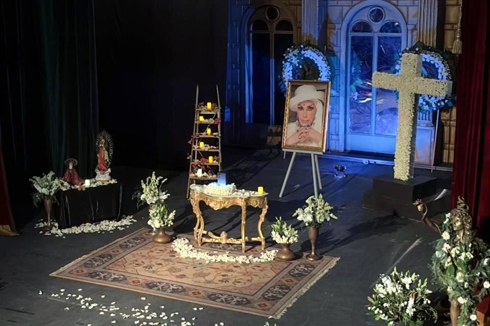 En el escenario posaron las cenizas de la protagonista de 'Naná', rodeada de flores y de figuras religiosas como la Virgen de Guadalupe.