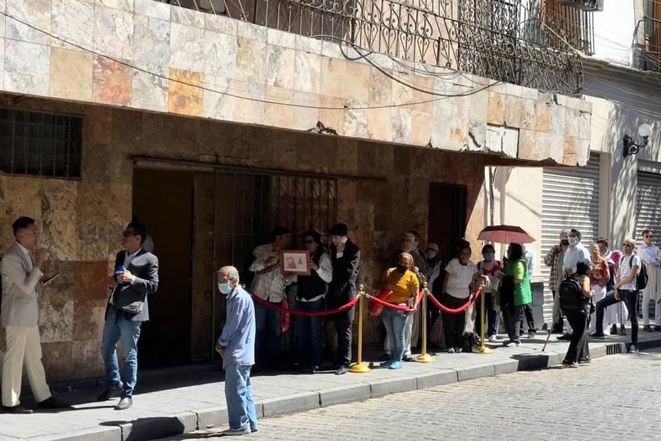 Desde las 10 horas se vio una fila de fanáticos que acudieron al homenaje de la actriz.