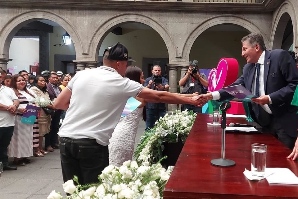 Como parte de la campaña de matrimonios gratis, 50 parejas se casaron hoy por lo civil en Zapopan.