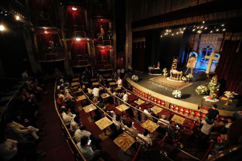 Con mariachi y marimba, Irma Serrano 'La Tigresa' fue homenajeada por familiares, amigos y fanáticos en el Teatro Fru Fru, tras su muerte.