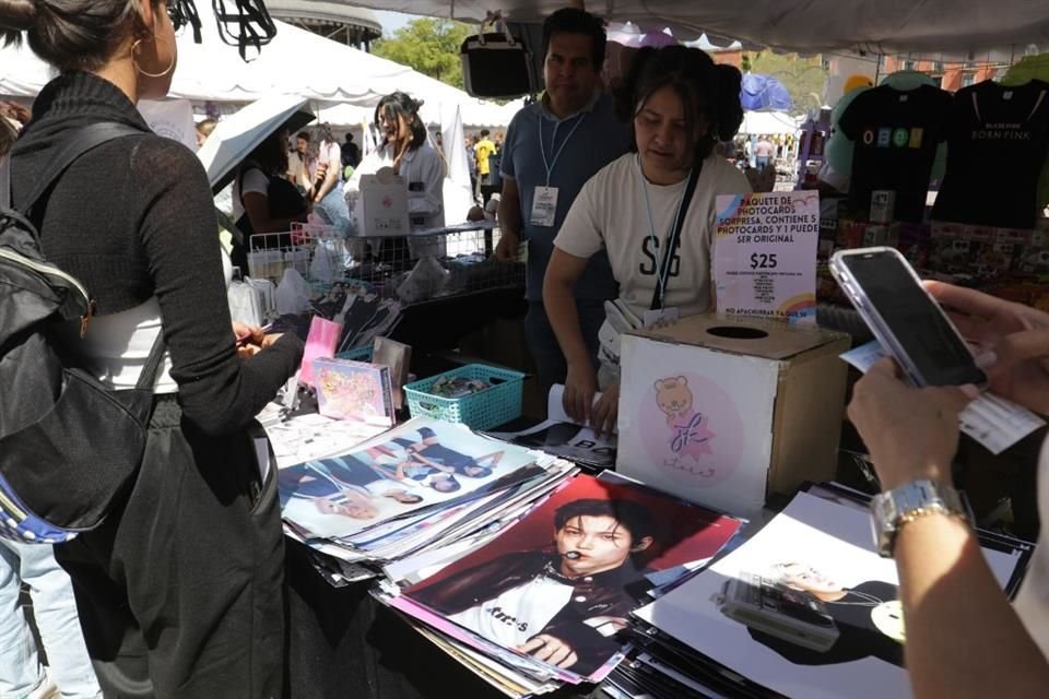 En el Kocufest hay venta de pósters de cantantes de k-pop.