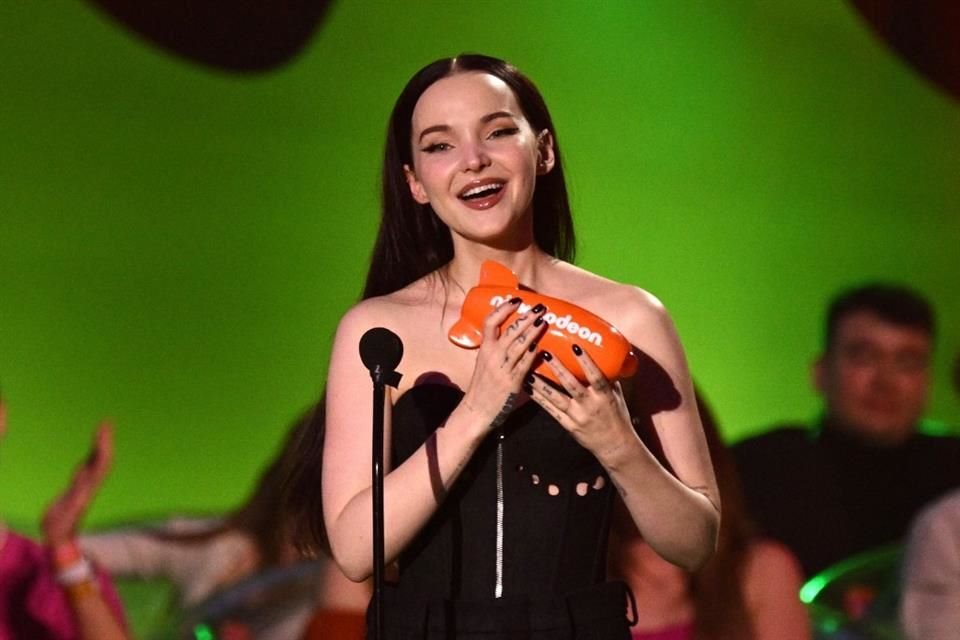 Dove Cameron ganó el premio a Mejor Nuevo Artista.