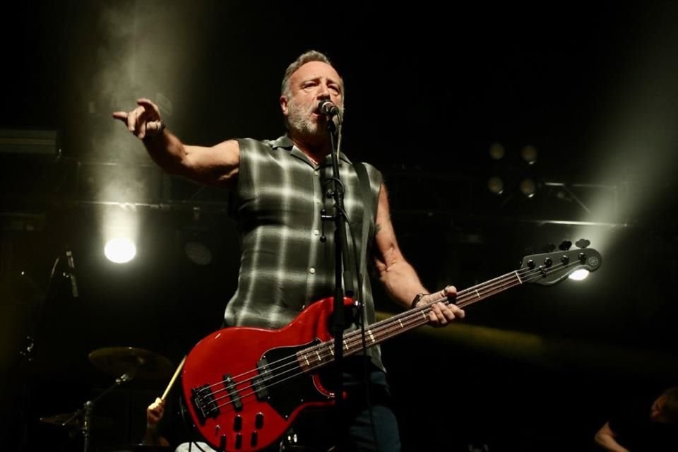 Con Peter Hook and The Light hubo algunos problemas de sonido.