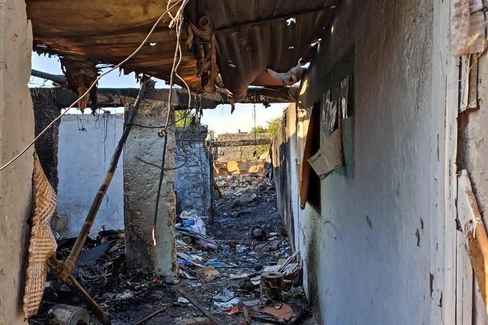 En estado de gravedad fue llevado a recibir atenciones médicas un hombre, tras un incendio en una casa sin techo en la que quemaba cables.