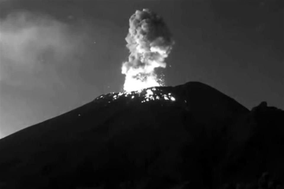 El momento de la explosión fue captado desde la estación de monitoreo Tlamacas, en el Estado de México.