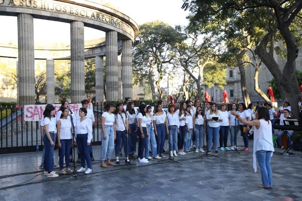 El coro Mayahuel participó en las actividades previas al 8M, Día Internacional de la Mujer, tomando como escenario la Rotonda de los Jaliscienses Ilustres.