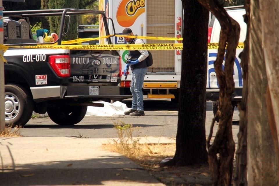 Un repartidor fue asesinado a tiros la mañana de este lunes en una tienda de abarrotes en la Colonia El Rosario, en Guadalajara.