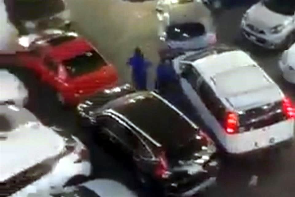 Un automovilista causó destrozos y atropelló a una persona en un estacionamiento de una plaza comercial ubicada en Ermita, Iztapalapa.