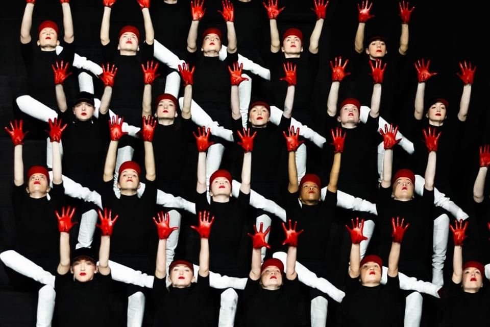 La firma Christian Louboutin celebró 30 años de las suelas rojas con una danza en París; además presentó su colección Otoño-Invierno 2023.